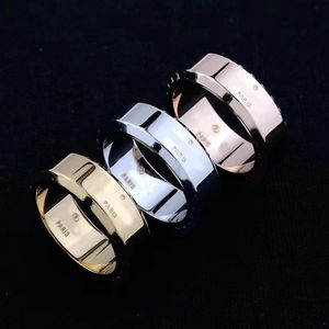 Дизайнерские кольца мужские хип -хоп женщина v Письмо пара титановые стальные кольцо женщины роскошные любимые украшения для обручального кольца нет коробки