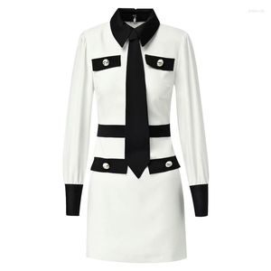 Vestidos casuais S-XL de alta qualidade Primavera 2023 Moda Moda Costura de colorir Decoração de botão de bolso preto Manga longa Vestido feminino Slim