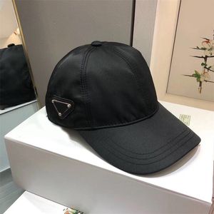 Re nylon baseball caps mens kvinnor designer hatt ungdom populära emalj triangel gorras med bokstäver vanliga böjda randen monterade hattar distinkta pj051 b23