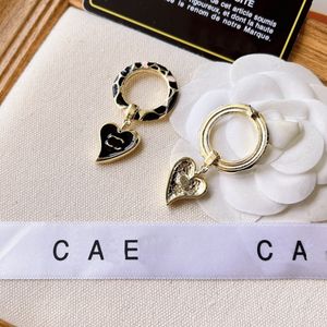 Designer-Ohrring mit schwarzem Liebesstempel-Charm, Vintage-Ohrringe für Damen, Liebesohrringe-Design für Damenschmuck, 18 Karat vergoldet, keltische Hochzeit, Party, Paar-Accessoires, Geschenkbox