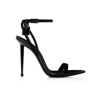 Sandálias de estilete embelezadas com cadeado 105 mm de couro metálico com tira no tornozelo Sandálias de banda estreita Saltos Sapatos pontiagudos para mulheres Sandálias de designers de luxo com salto alto