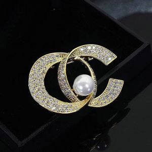 Luxury Designer 18K Gold Plated Pearl Brooches Fashion Women Brand Letter Brooch Sweater Suit Brought Pin Clothing Jewelry Accessories