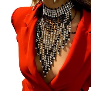 Ketten Luxus schwarz -weiß -Strass -Strass -Langquasten Halskette Ladies Mode super glitzerndes Kristall großer Schmuckgeschenk
