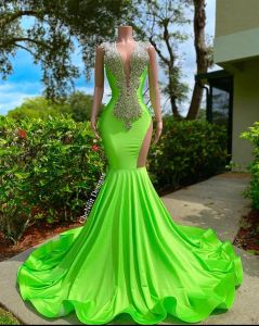 Ny Green Sparkly paljetter Mermaid African Prom Dresses Deep V Neck Crystals Black Girls Long Graduation Dress Plus Size Formell aftonklänningar GW0228