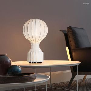 Lampy stołowe Nowoczesne ozdobne lampę nocną jedwabną abażurę do salonu Światła sypialnia Deco Night LED