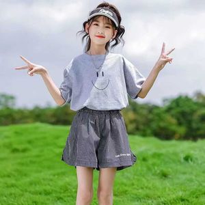 衣料品セットティーンエイジエイジの女の子の服セット2023スポーツ半袖Tシャツ格子縞のズボン2PCS子供用服スーツ8 10 12 14年P230315