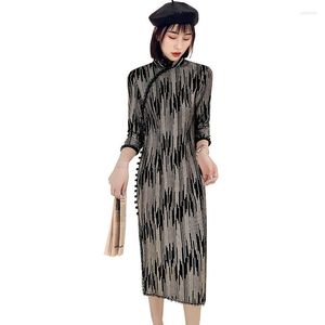 Ethnische Kleidung, verbessertes Vintage-elegantes langes Cheongsam-Kleid mit geschlitztem, samtbesticktem Spitzenrand