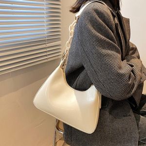 Torby wieczorowe francuskie błyszcząca patentowa skórzana torba pod pachami dla kobiet 2023 Temperament torebki meczowe eleganckie modne torby na ramię