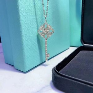 Designer Necklace Jewelry Gold and Sier Victoria Key Pendant Necklaces for Women Full Diamonds Fashion Top Level Fancy Dress Long Chain