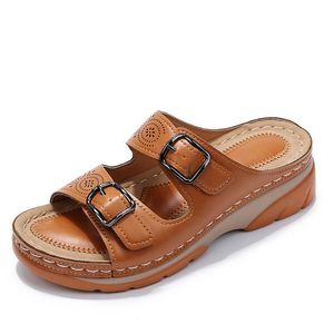 Kapcie kobiety zamknięte palce letnie buty 2022 NOWOŚĆ COMFORT DOUBLE BUCKLE Wedge Sandals Sandals Plus Size Platforma swobodne kapcie Kobiety Z0317