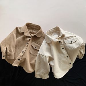 Koszule dla dzieci chłopiec jesień solidne koszule dziecko proste obracanie kołnierz płaszcz dla niemowlęcia retro kieszonkowy bawełniany bawełniany kardigan ubrania 230317