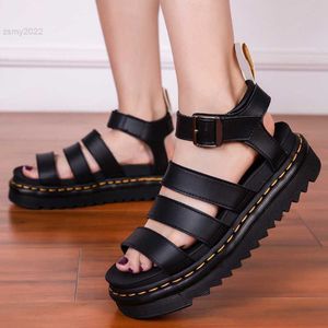 Sandaler 2022 Sommar Nya Sandaler med tjocka sulor Romansandaler i läder för kvinnor Fingerlösa metallspännesömmar Mode Bekväma skor