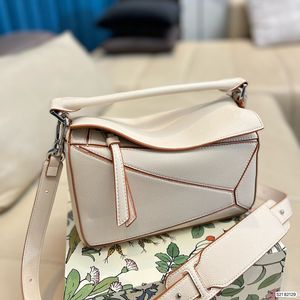 Loewss pussel handväska Designerväska Dam Enkelaxel Modeväskor Läder Portabla Diagonal Cross-väskor Lyxiga crossbody handväskor för damtote