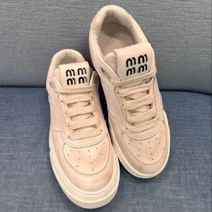 MIU Retro Sneakers Slippers Мятежую кожаную кожа Miu White Shoe Women Женщины толстые нижние ботинки винтажная грязная обувь мягкие подошвы 3 стили 5e915d_3g63_f0009_f_005 Оптовые