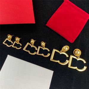 2023-Eleganti lettere con borchie dorate Orecchini pendenti firmati Orecchini con perno in oro da donna