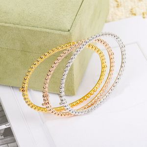 Braccialetti rigidi in acciaio al titanio da donna alla moda Anelli Braccialetti con iniziali incise a fiore singolo nanogramma