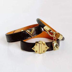 Fashion Leather Charm Bracelets for Women Designers Wristband Leather Flower Pattern Bracelet Jewelry