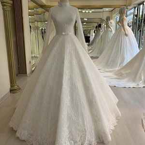 Abito da sposa Abiti musulmani Design modesto Collo alto Maniche lunghe Pizzo con perline Una linea Abiti da sposa Vestidos De Noiva Cintura con fiocco