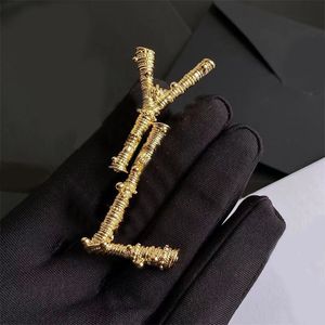Classical brasses brooches designer letter retro gift gold color pins women fashion broche large beads female clothes suit alloy brooch for hats classics ZB042 F23