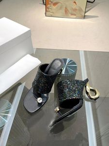 2023 Designer-Stil Damensandalen, personalisierte Damen-Clip-Toe-Halbhausschuhe, schwarze Lederhausschuhe 35-41 mit Box