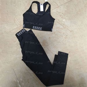 Tuta da donna con fettuccia di lettere Abiti da yoga ritagliati sexy Abbigliamento sportivo da palestra estivo nero