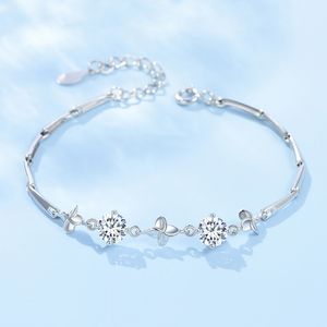 Очарование браслетов дизайнерские ювелирные украшения стерлингового серебряного циркона из четырехлистого браслета маленькие свежие украшения для женщин, инкрустированные бриллиантами, оставляют евроамериканские подарки