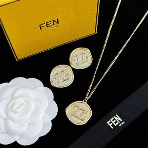 2023 Designer 2022 Nya Fenjia Fashion Set Premium Feel Rhinestone Pendant Necklace Colorless S925 Silver Needle Earstuds örhängen