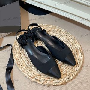 Designer clássico feminino Sandálias Sandálias pequenas costuras pontiagudas vintage Sapatos de caminhada confortáveis ​​Office de couro de sapatos ao ar livre