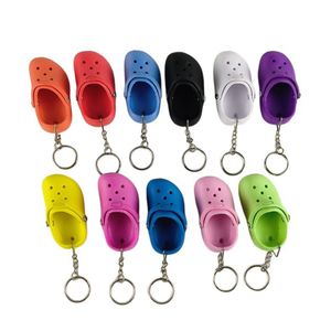 Keychains Lanyards 3D Mini Shoe Keychain Shoes Srocs Key Chain Clog Sandal Party Favors Key Chains Söta Eva Plastic Foam Hole Sandals Sandlippers 11 färger