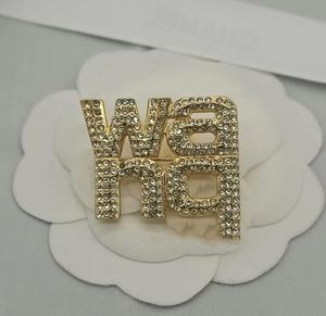 Einfache Marke Designer Brosche Buchstaben Broschen Pin Frauen Kristall Strass Pins Hochzeit Party Metall Schmuck Zubehör Geschenk