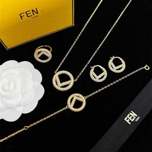 2023 Designer New Fenjia High-klass Känsla Full Diamond Circle Letter F Halsband Temperament Sweet Armband Earrings Open Ring Han Fan Ins Style