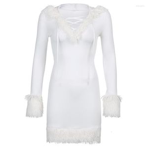 Casual klänningar 2023 Fall Europeiska och amerikanska kvinnorflickor vind päls huva stickad klänning ren vit jul med huva