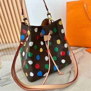 Designer feminino balde bolsas compras de cordas de tração de tração bolsas de mensagens bolsas de letra redonda floral bolsas de letra de letra de couro genuíno bolsas de ombro de moda de moda carteiras