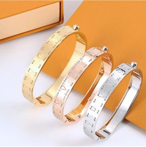 Högkvalitativt armband Lyxigt 4-bladsblommaarmband Brevarmband Titanstål Diamanter Armband Kvinnor Män Mode Smycken Present