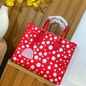 Klassisk OnTheGo 25 cm väska 23SS X Yayoi Kusama miniväskor MÅLADE Prickar med pumpahänge Designerhandväskor för kvinnor Stor kapacitet Shoppingväskor för damer M46076 M46380