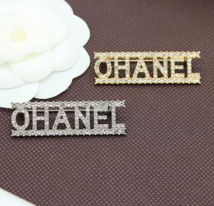 Koreli lüks tasarımcı kadın erkekler marka mektubu broşlar 18k altın kaplamalı kristal rhinestone takı inci pim hediye aksesuar