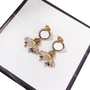 2024Stud Classic Little Bee Stud Letter Pearl Hoop Earrings Designer Diamond Ear Studs Smycken för kvinnor grossist