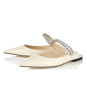 Modekvinnor pumpar Bing Flat Slides Sandaler Italien Pekade tå Slingback Crystal Ankle Strap Pycklat Vitt svart patentläder Designer tofflor Sandal EU 35-42