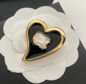 Einfache Markendesigner -Brosche Briefe Broschen Pin Frauen Kristall Strass Pearl Heart Pins Hochzeitsfeier Jewerlry Accessoires