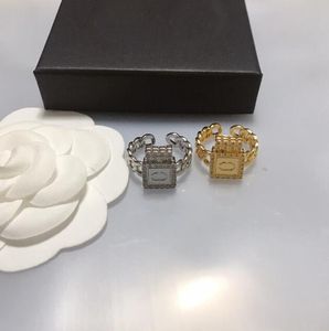 18K Altın Pirinç Bakır Marka Mektup Bant Halkaları Erkek Kadınlar Moda Tasarımcısı Marketler Kristal Metal Daisy Ring Takı Tek Boyut