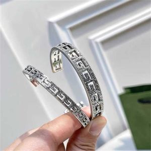 2023 Designer New Jewelry Sterling Silver Silver Dupla esculpida abertura escavada Cartas antigas Vigra da Bracelete de Versão Homem e Mulher Antiga