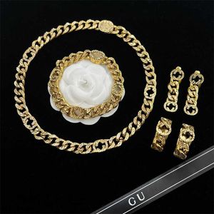 2023 Designer New Gujia orecchini versione alta nuova catena di lettere collana scavata G famiglia braccialetto ad incastro avanzato in oro