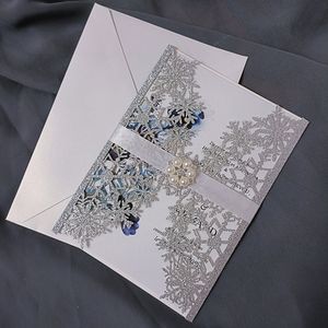 Cartões de felicitações 50pc Card de convite de casamento de floco de neve prateado com strass e inserção de impressão personalizada convites para o chuveiro de noiva 230317