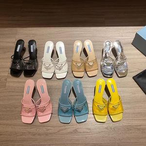 Slippers Designer Women Summer All-Match Fashion Triangle الشفافة الهلام المعدنية النعال المريحة المناسبة لصنادل Lambskin 35-41