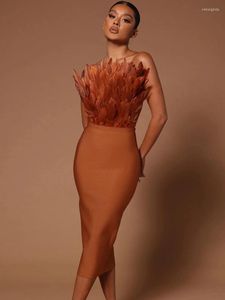カジュアルドレス夏のファッション女性のセクシーなストラップレスブラウンピンク羽ボディコン包帯ドレス 2023 エレガントなミディイブニングクラブパーティー