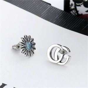 2023 Designer Nova jóias de moda Double Antigo incrustado com Blue Topaz Stone Flower Brincos assimétricos Crisântemo feminino Daisy