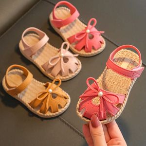 Sandaler Girls 'Sandals New Fashion Princess Summer Soft Sole Non-Slip Leisure Beach Shoes Baotou Little Girl Sandals Z0331