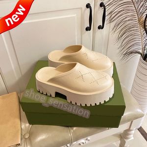 Med boxdesigner tofflor kvinnor perforerad logotyp slip-on plattform gummi mulor sandaler mens sommarstrand strand scuffs gummi toffel mode lyxiga damer elfenben sandal