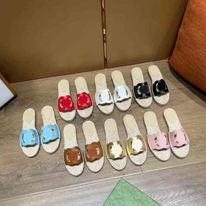 Designer Saudável Mulheres entrelaçadas de corte de slide slide plataforma de maçaneta plana Moda plana Moda de palha Sapatos de couro Hollow Out Sandálias de couro Tamanho 35-42