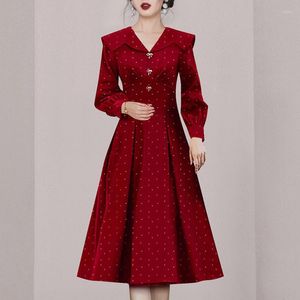 Casual klänningar högkvalitativa Frankrike Spring Wine Red Dot Print Midi Dress Vintage Women V Neck Bow Button Lantern Sleeve Party Ball Gown